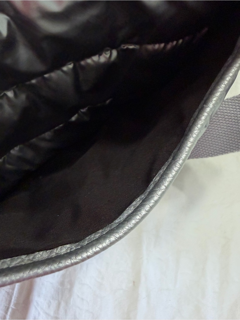 NWT UNNI Silver Metallic Puffer Crossbody Bag Quilted Lightweight Purse - Picture 7 of 8